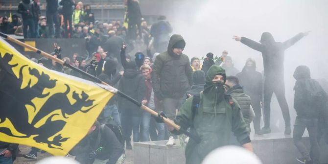 Demonstranten stossen in Brüssel mit Polizisten zusammen.