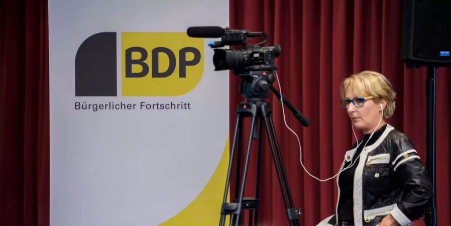 Eine Person filmt die Delegiertenversammlung der BDP.