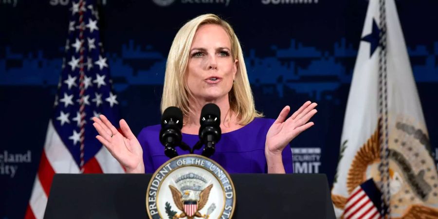 Kirstjen Nielsen bei einer Pressekonferenz.