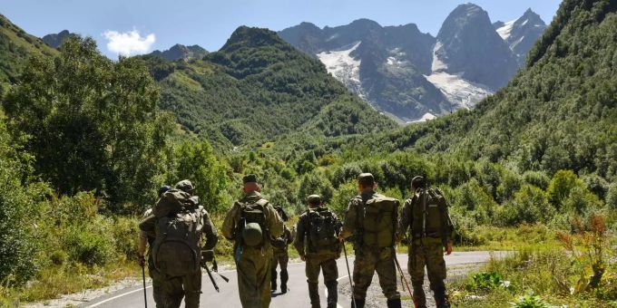 Russische und deutsche Gebirgsjäger auf der gemeinsamen Suche nach Weltkriegsgräbern. Im Hintergrund der Berg Elbrus. Russische und deutsche Gebirgsjäger auf der gemeinsamen Suche nach Weltkriegsgräbern. Im Hintergrund der Berg Elbrus.