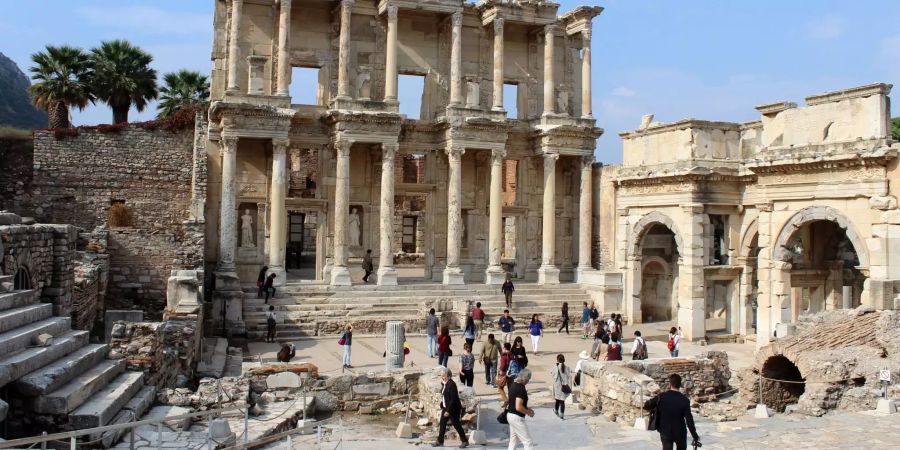 Die Überreste der Celsus-Bibliothek in Ephesos (TUR).