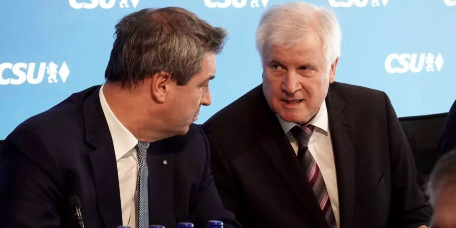 Ministerpräsident Markus Söder (links) und der Parteivorsitzende und Bundesinnenminister Horst Seehofer (rechts) unterhalten sich bei der Sitzung des CSU-Vorstands.