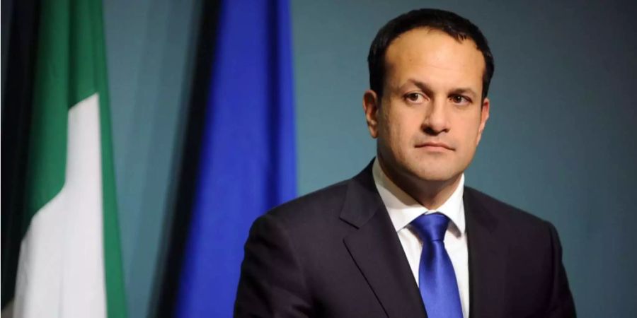 Irlands Regierungschef Leo Varadkar überlegt die Antwort auf eine Frage, die ihm Journalisten an einer Pressekonferenz gestellt haben.