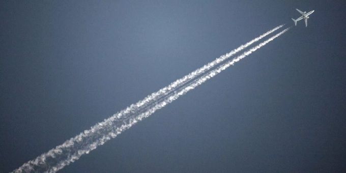 Das Fliegen verursacht viel CO2, schätzungsweise 12 Prozent des CO2 Ausstosses der Schweiz kommen von der Fliegerei. Flugzeug