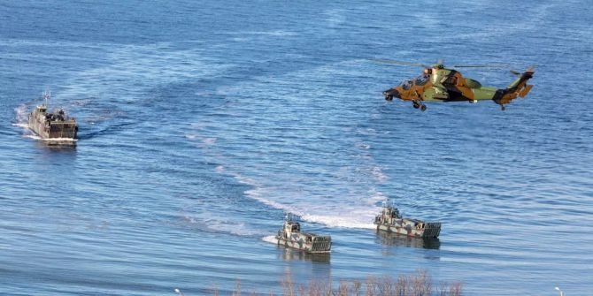 Drei Landungsboote und ein Kampfhubschrauber bei dem Natomanöver Trident Juncture.