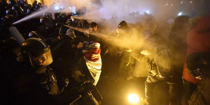 Protestierende treffen auf die Polizei beim Parlamentsgebäude in Budapest.