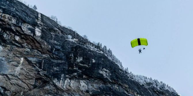 Ein Basejumper ist vom Stechelberg aus zu sehen.