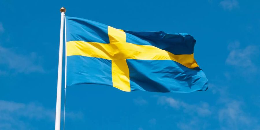 Die Flagge von Schweden weht im Wind.