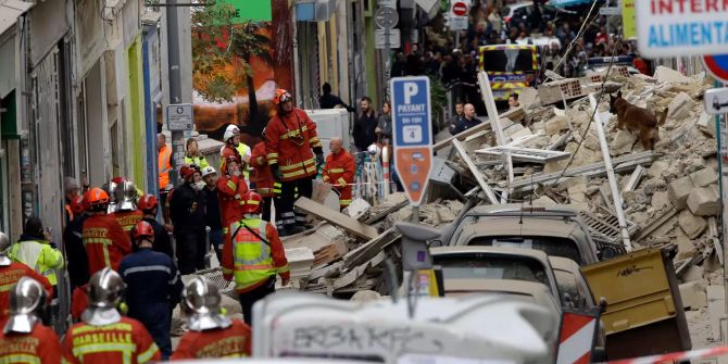 Feuerwehrleute arbeiten an der Einsturzstelle zweier mehrstöckiger Gebäude in Marseille (F).