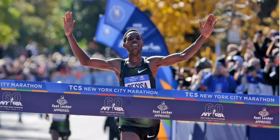 Lelisa Desisa aus Äthiopien überquert als erster Mann die Ziellinie des diesjährigen New Yorker Marathons.