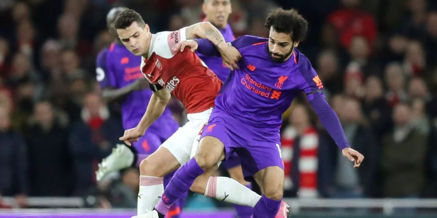 Arsenals Granit Xhaka (l.) gegen Liverpools Mohamed Salah.