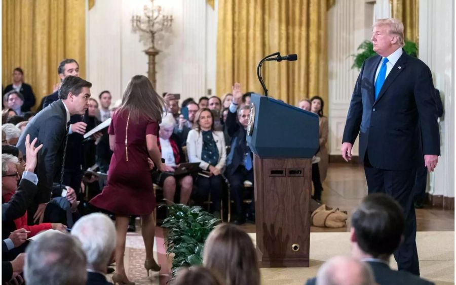 Donald Trump bei einer Pressekonferenz mit dem CNN-Journalisten Jim Acosta.