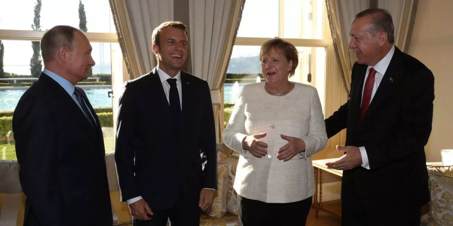 Während des Syrien-Gipfels in Istanbul sind (von links nach rechts) Vladimir Putin, Emmanuel Macron, Angela Merkel und Recep Tayyip Erdogan zu sehen.