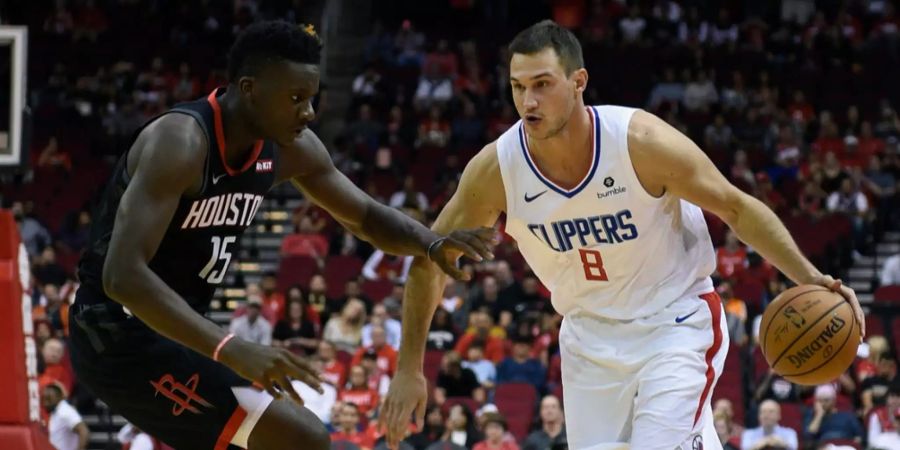 Der Schweizer Clint Capela versucht den Italiener Danilo Gallinari von den Clippers zu stoppen.