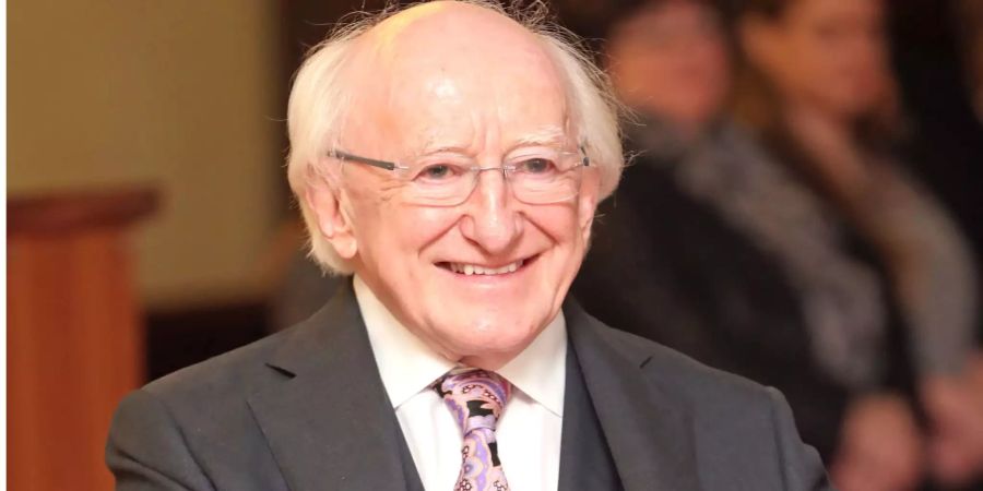 Michael D. Higgins, Präsident von Irland, gibt bei den irischen Präsidentschaftswahlen seine Stimme ab.