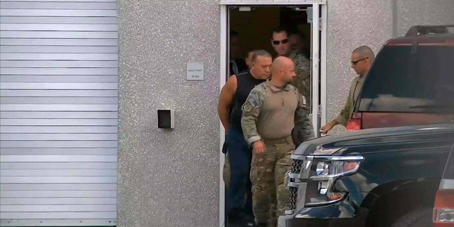 Dieses Bild aus einem Video von WPLG-TV zeigt FBI-Agenten, die den 56 Jahre alten Cesar Sayoc (Mitte rechts) als Verdächtigen der Serie von Briefbomben begleiten.