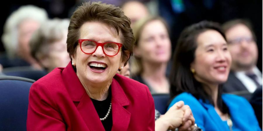 Tennis-Legende Billie Jean King lacht während einer Rede Barack Obamas im Weissen Haus.