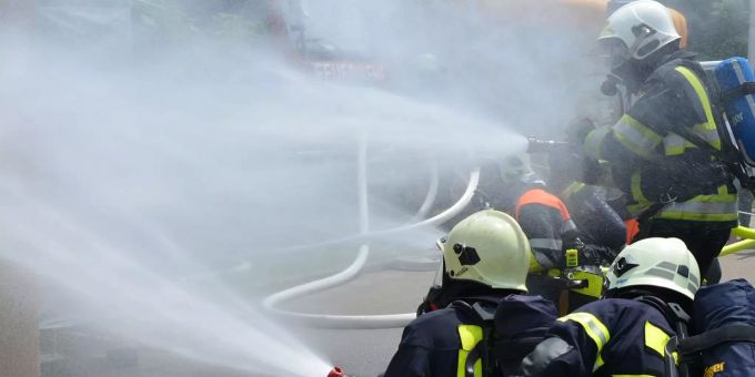 Die Feuerwehr im Einsatz. (Symbolbild) Feuerwehr