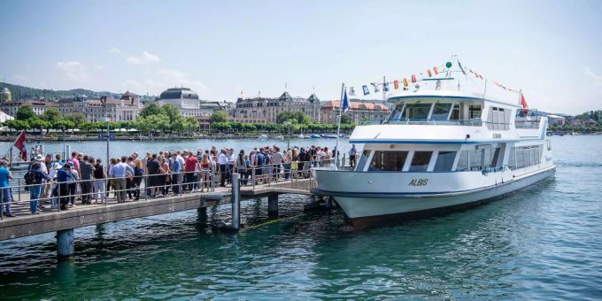 Gäste warten auf den Einlass auf ein Rundfahrtschiff auf dem Zürichsee. Gäste warten auf den Einlass auf ein Rundfahrtschiff auf dem Zürichsee.