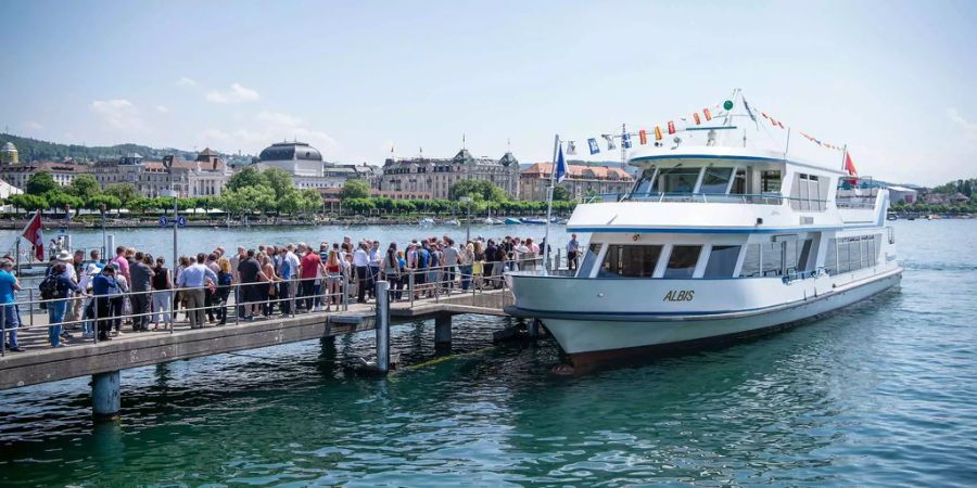 Gäste warten auf den Einlass auf ein Rundfahrtschiff auf dem Zürichsee.