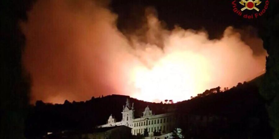 Das von der italienischen Feuerwehr am 25.09.2018 zur Verfügung gestellte Foto zeigt den nächtlichen Waldbrand auf dem Monte Serra.