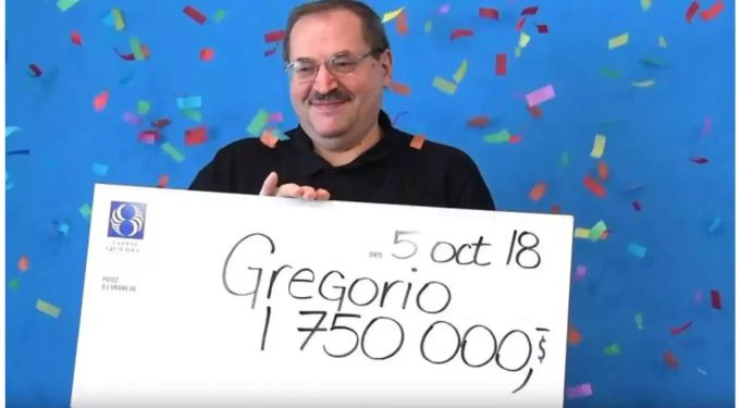 Stolz posiert Gregorio De Santis mit dem Check für die Kamera. Stolz posiert Gregorio De Santis mit dem Check für die Kamera.