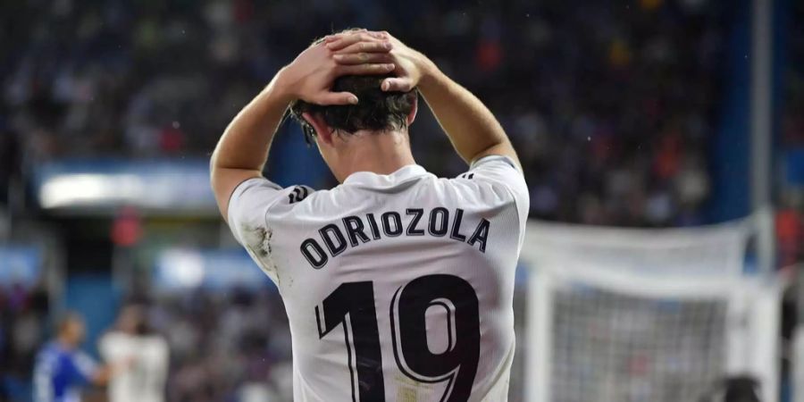 Real Madrids Alvaro Odriozola fasst sich während des Spiels gegen Alavés an den Kopf.