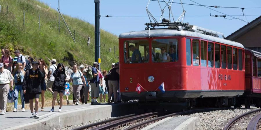 Bei der Rigi Bahn kommen die Gäste nahe an die Zahnradbahn.