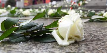 Blumen liegen am 19.12.2017 auf dem Weihnachtsmarkt an der Gedächtniskirche in Berlin.