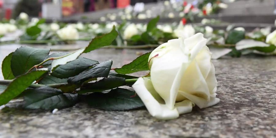 Blumen liegen am 19.12.2017 auf dem Weihnachtsmarkt an der Gedächtniskirche in Berlin.