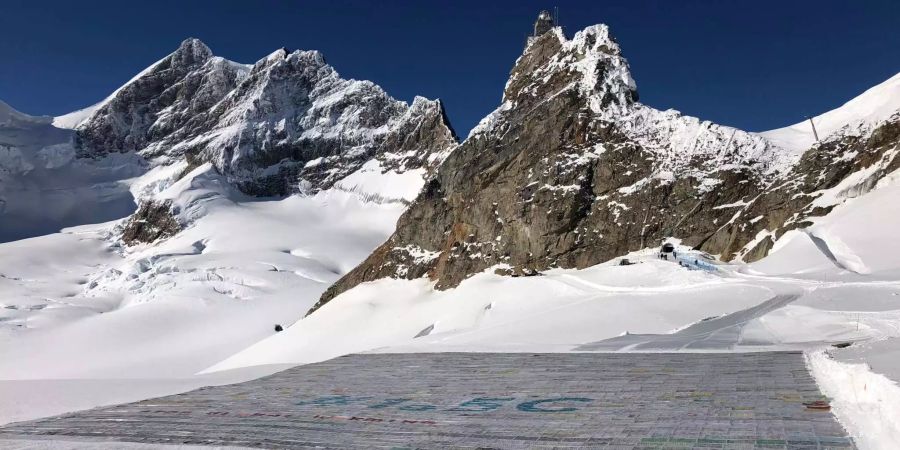 Die riesengrosse Mosaik-Postkarte bedeckt eine Fläche von 50 mal 70 Metern auf dem Aletschgletscher vor der Jungfrau.