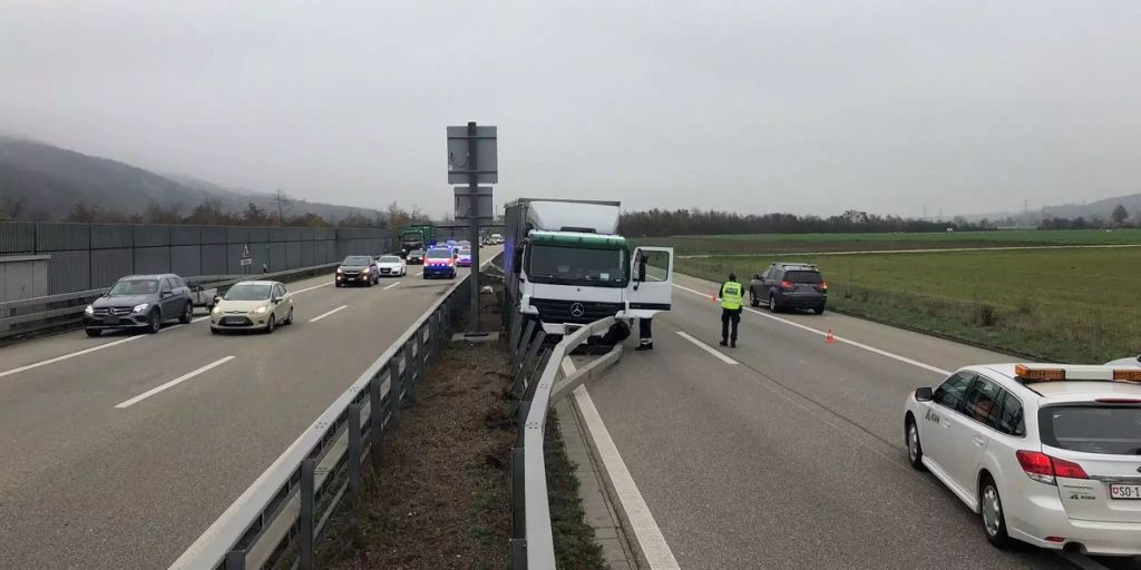 Lastwagen Durchbricht Auf Der A1 Bei Oensingen So Leitplanke