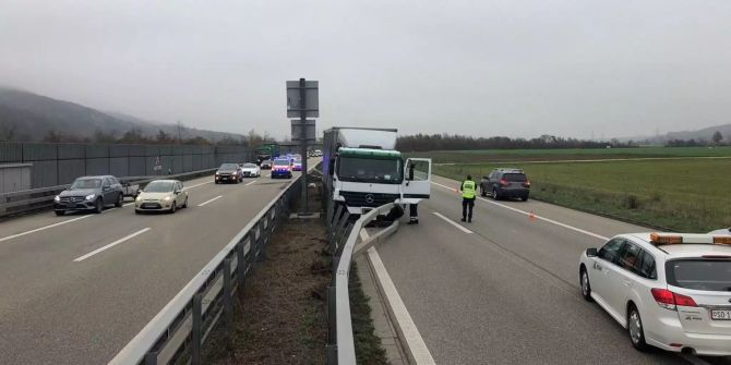 Der verunfallte Lastwagen steht auf der Gegenfahrbahn.