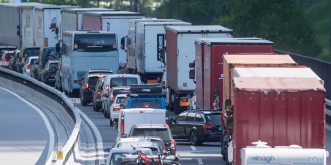 Stau auf einer Autobahn.