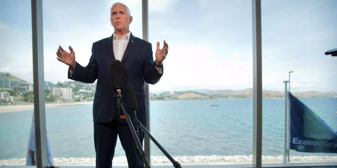 US-Vizepräsident Mike Pence spricht während einer informellen Pressekonferenz im Apec-Haus zu den Journalisten. US-Vizepräsident Mike Pence spricht während einer informellen Pressekonferenz im Apec-Haus zu den Journalisten.