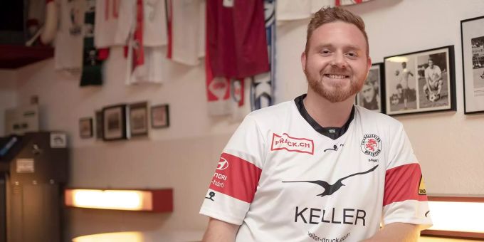 Der Fifa-Spieler Rico «Ricone» Hölzel des FC Winterthur posiert für ein Foto. Der Fifa-Spieler Rico «Ricone» Hölzel des FC Winterthur posiert für ein Foto.