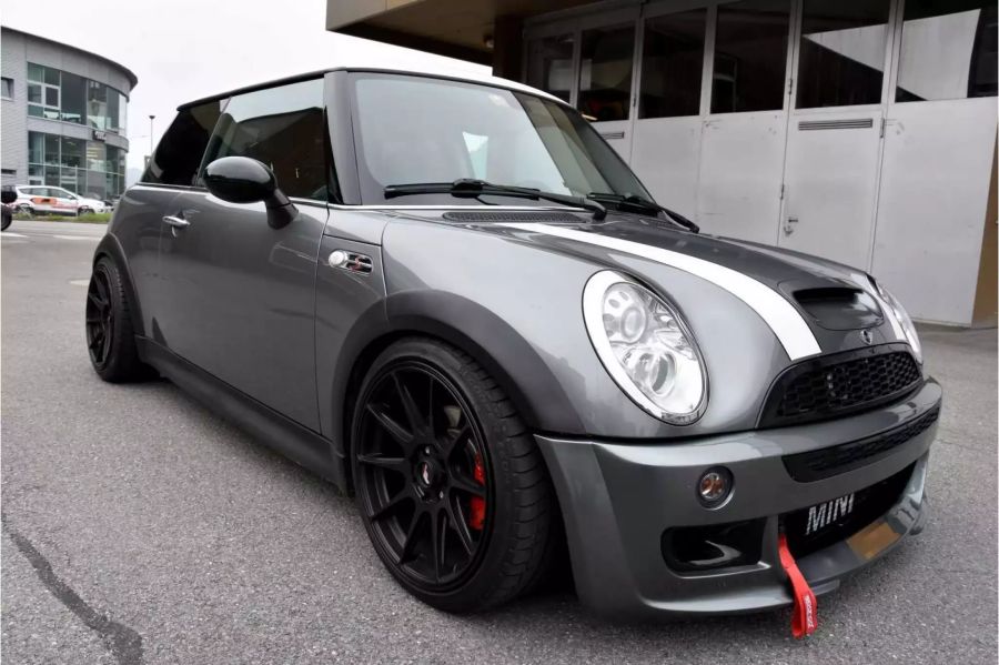 Bei der Kontrolle des Fahrzeugs wurden mehrere Mängel festgestellt - Kapo Nidwalden