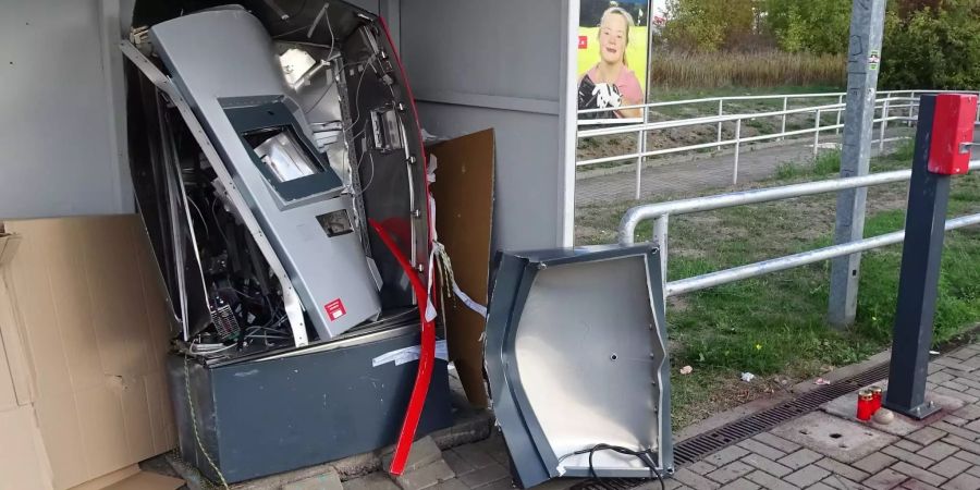 Der Fahrkartenautomat wurde durch die Explosion komplett zerstört.