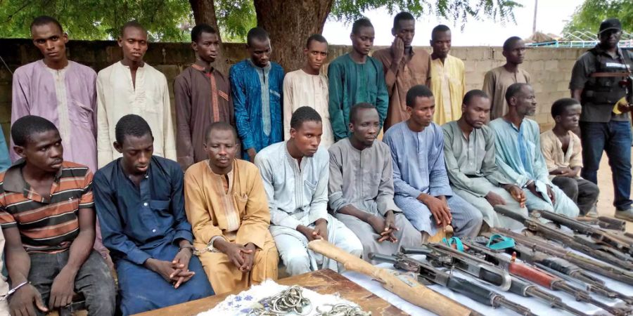 Kämpfer der islamistischen Boko Haram werden vor laufender Kamera verhaftet. (Archivbild)