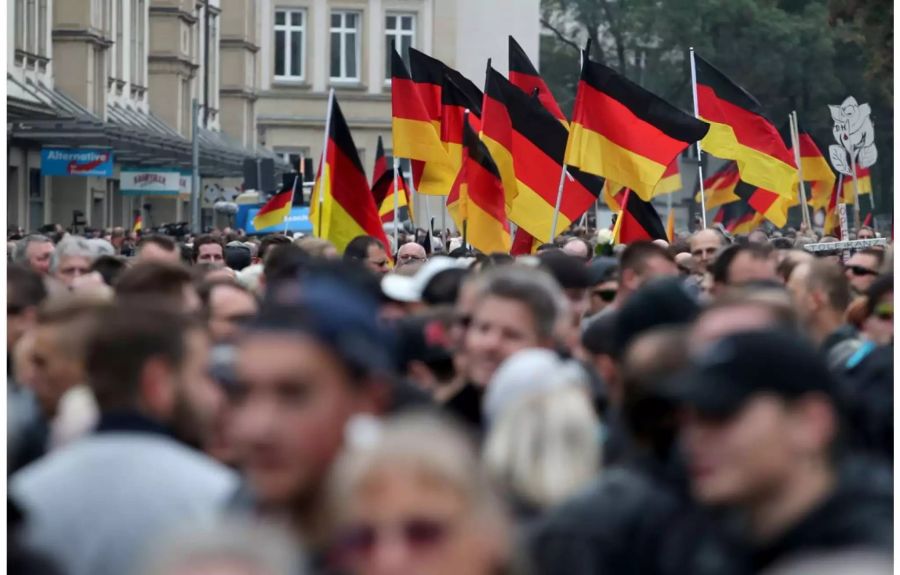 Rechte Demonstranten protestieren in Chemnitz auf den Strassen.