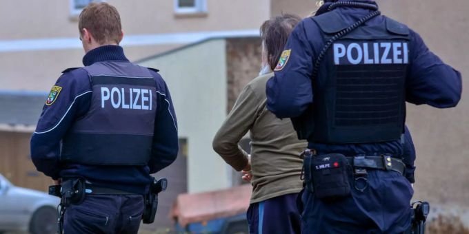 Die geplante Reform soll Asylentscheidungen für Menschen aus entsprechenden Staaten beschleunigen und Abschiebungen abgelehnter Asylbewerber erleichtern. (Symbolbild) Ein Mann wird von der Polizei abgeführt.