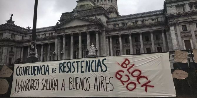 Vor dem argentinischen Kongress hängt ein Banner, mit dem Demonstranten aus Deutschland ihre Solidarität mit den Menschen in Argentinien ausdrücken wollen.