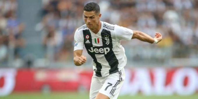Cristiano Ronaldo in einem Trikot von Juventus Turin in Aktion. Cristiano Ronaldo in einem Trikot von Juventus Turin in Aktion.