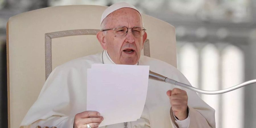 Papst Franziskus hält seine Botschaft anlässlich seiner wöchentlichen Generalaudienz auf dem Petersplatz im Vatikan.