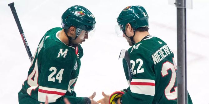 Nino Niederreiter und Matt Dumba geben sich die Hand.