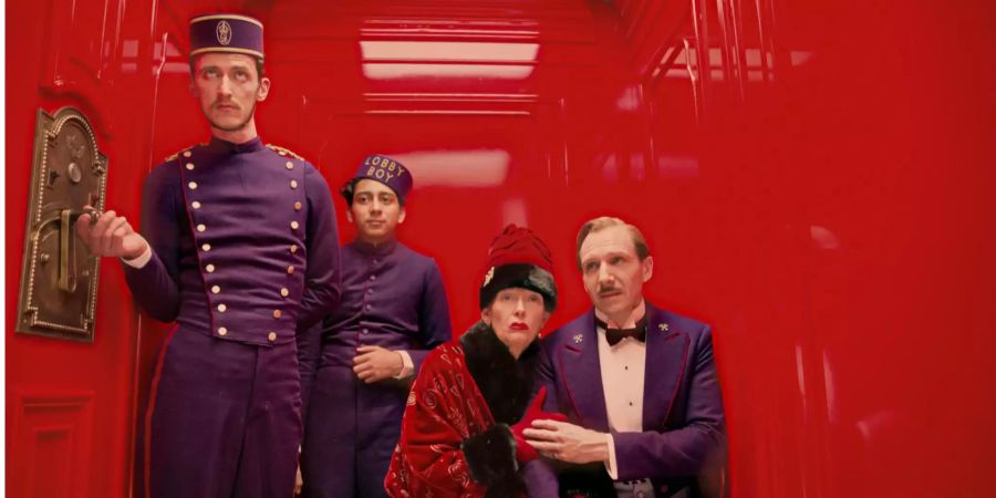 Das «Grand Budapest Hotel» beherbergt kauzige Figuren wie Gustave H. (Ralph Fiennes, ganz rechts) und dessen Pagen (Tony Revolori, hinten).