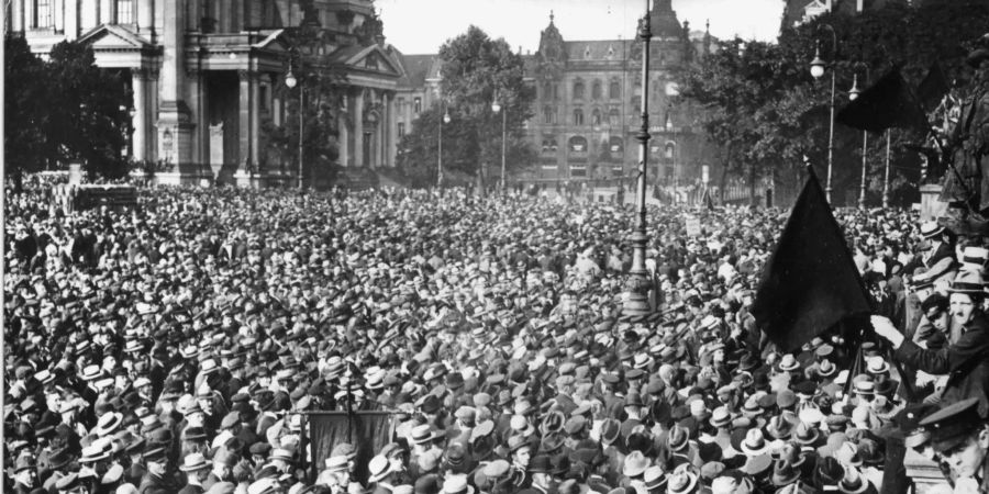 Demonstration gegen Friedensbedingungen 1919