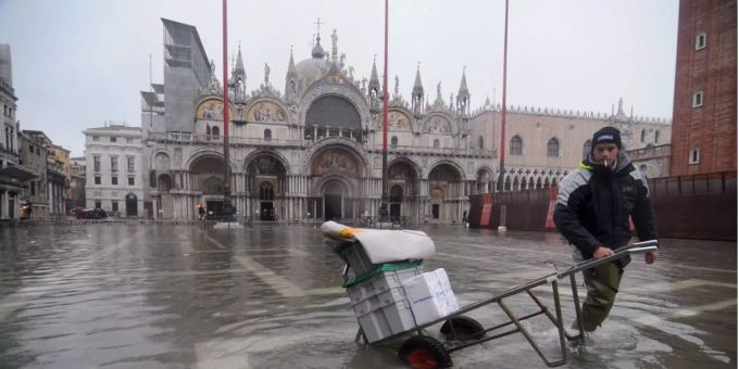 Markusplatz In Venedig I Wegen Hochwasser Evakuiert