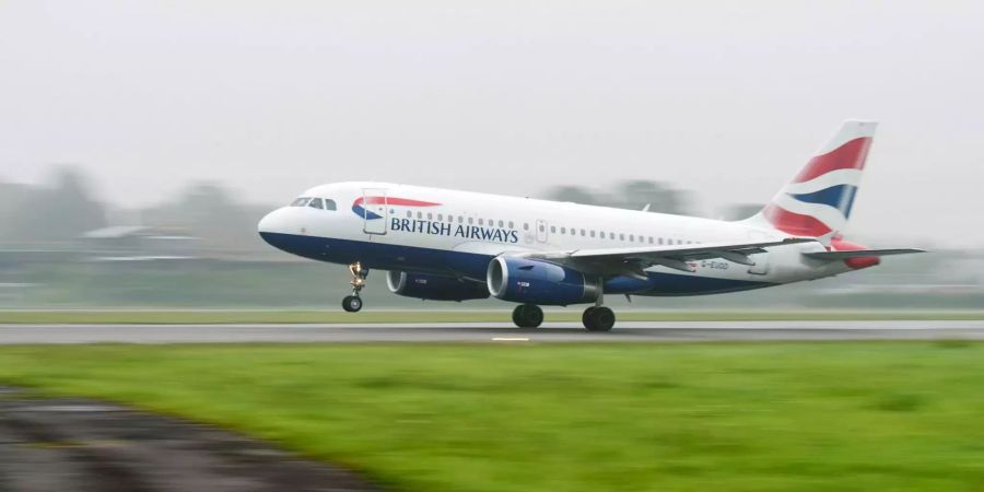 Eine Maschine der British Airways setzt zum Abflug an.