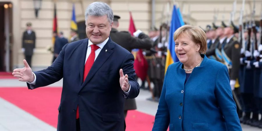 Bundeskanzlerin Angela Merkel (CDU) wird mit militärischen Ehren von Petro Poroschenko, Präsident der Ukraine, am Marienpalast empfangen.